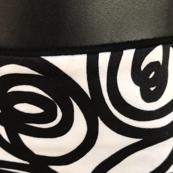 What a skirt!!! NWOT- White House Black Market Never worn- Black/white size 12. - Picture 3 of 6